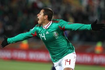 El primer anotador rojiblanco fue Tomás Balcázar, abuelo de Javier Hernández, en la derrota ante Francia por 3-2 en Suiza 54. José Valdivia lo logró en México 70 con un doblete en la goleada sobre El Salvador por 4-0. Fernando Quirarte en México 86 hizo dos goles, uno ante Bélgica y otro sobre Irak. Omar Bravo en Alemania 2006 consiguió un doblete sobre Irán en la victoria por 3-1. ‘Chicharito’ Hernández en Sudáfrica 2010 se hizo de dos goles, el primero ante Francia y el segundo frente a Argentina. A ellos se le suman Isidoro Díaz y Héctor Hernández con un gol cada uno en la primera victoria de México en Mundiales, ante Checoslovaquia por 3-1 en Chile 62, y Víctor Rangel en Argentina 78, en la derrota ante Polonia por 3-1.