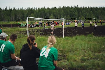 Cualquier superficie es buena para jugar un partido de fútbol. Incluso un campo embarrado como el que aparece en la imagen. Corresponde a la Copa Mundial de fútbol de pantano, que ha tenido lugar en Hyrynsalmi, Finlandia. Los equipos los forman cinco jugadores de campo y un portero que se enfrentan durante dos tiempos de diez minutos cada uno.