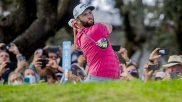 El golfista espa&ntilde;ol Jon Rahm golpea una bola durante la disputa del Open de Espa&ntilde;a de Golf en Madrid.
 