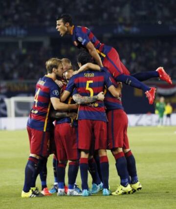 Los jugadores del FC Barcelona celebran el primer tanto de Lionel Messi.