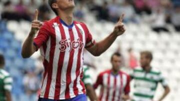 El defensa del Sporting de Gij&oacute;n Bernardo Espinosa celebra su gol ante el Sporting Club de Portugal.