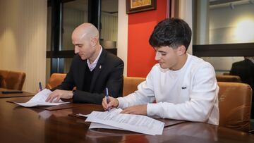 29.11.22. DANI QUEIPO FIRMA SU CONTRATO DE RENOVACION CON EL SPORTING HASTA 2027, JUNTO AL PRESIDENTE EJECUTIVO DAVID GUERRA.