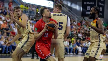 Evaldas Kairys, pívot lituano del Covirán Granada, ante el UCAM Murcia.