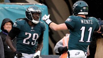 PHILADELPHIA, PA - OCTOBER 29: LeGarrette Blount #29 of the Philadelphia Eagles celebrates his touchdown with teamamte Carson Wentz #11 in the fourth quarter against the San Francisco 49ers on October 29, 2017 at Lincoln Financial Field in Philadelphia, Pennsylvania.   Elsa/Getty Images/AFP
 == FOR NEWSPAPERS, INTERNET, TELCOS &amp; TELEVISION USE ONLY ==