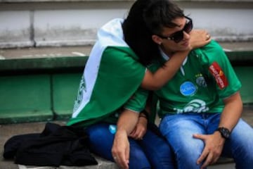 CHA18. CHAPECO (BRASIL),29/11/2016.- Aficionados del equipo brasileño de fútbol Chapecoense se congregan hoy, martes 29 de noviembre de 2016, en el estadio Arena Condá en Chapeco (Brasil), para realizar una vigilia en homenaje a las 75 víctimas fatales del accidente aéreo en La Unión, departamento de Antioquia (Colombia). El club brasileño Chapecoense perdió a la mayoría de sus jugadores en el accidente, quienes se dirigían a disputar el primer partido de la final de Copa Sudamericana ante Atlético Nacional en Medellín (Colombia). EFE/FERNANDO BIZERRA JR
