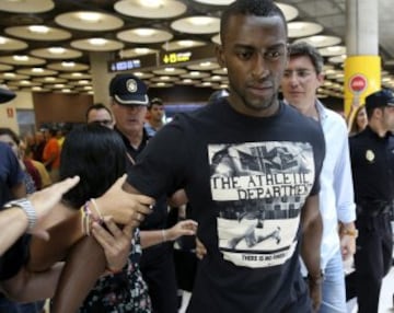 El colombiano Jackson Martínez, delantero del Atlético de Madrid, se fotografía con aficionados a su llegada esta tarde al aeropuerto Adolfo Suárez-Barajas de Madrid. Martínez ha sido traspasado desde el Porto a cambio de la cantidad de su cláusula de rescisión, 35 millones de euros.