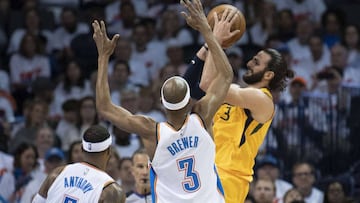 Ricky Rubio lanza a canasta ante Carmelo Anthony y Corey Brewer en el triunfo de los Jazz en Oklahoma City.