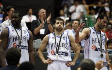 Sofoklis Schortsianitis, Theodoros Papaloukas y Michail Kakiouzis, tristes tras la derrota.