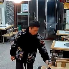 Una cámara de seguridad capta cómo un búfalo irrumpe a embestidas en un restaurante
