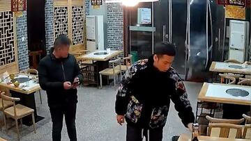 Una cámara de seguridad capta cómo un búfalo irrumpe a embestidas en un restaurante