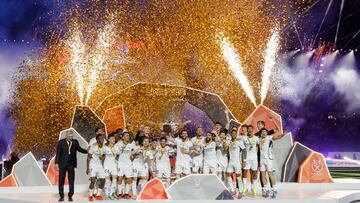 Los jugadores del Real Madrid celebran su victoria en la final de la Supercopa de España que Real Madrid y FC Barcelona disputaron en el estadio Al Awwal Park de Riad, en Arabia Saudí.