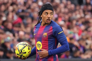 Jugó tres temporadas con el Sevilla entre 2019 y 2022. Defiende la camiseta del Barcelona desde 2022 hasta la actualidad. 