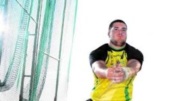 EXPLOSIVO. Javier Cienfuegos lanza el martillo entrenándose.