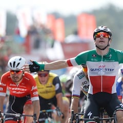 Viviani ya tiene su doblete y Simon Yates salva un pinchazo