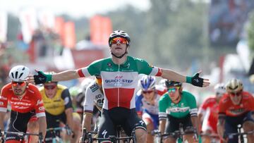 Viviani ya tiene su doblete y Simon Yates salva un pinchazo