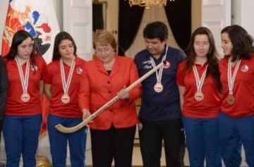 Las Marcianitas le regalaron un stick a la Presidenta.