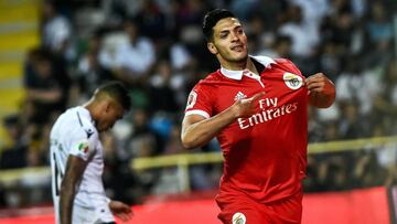 El atacante mexicano puso el gol definitivo frente al Vitoria de Guimaraes y consigue su primer título de la temporada.