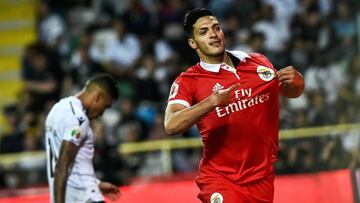 El atacante mexicano puso el gol definitivo frente al Vitoria de Guimaraes y consigue su primer t&iacute;tulo de la temporada.