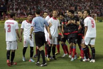 Diego Costa protesta la decisión del árbitro.