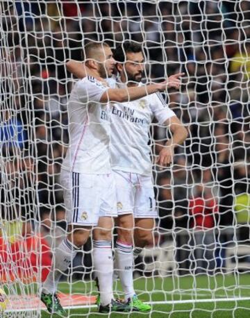 El delantero francés del Real Madrid Karim Benzema celebra con Arbeloa el gol marcado al Deportivo, segundo para el conjunto blanco, durante el partido de la vigésimo tercera jornada de Liga de Primera División.