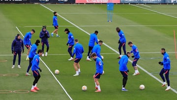 La plantilla del Atl&eacute;tico ayer, en el Cerro, en la &uacute;ltima sesi&oacute;n antes de viajar a C&aacute;diz. 
 