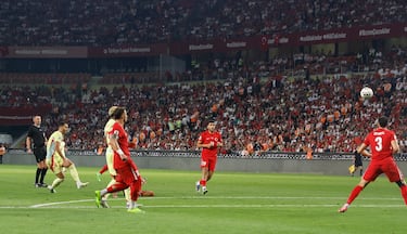 Auténtico recital de Mikel Merino. Avanzó con el balón en territorio turco, no vio claro con quién jugar, apostando por finalizar con un zurdazo lejano, colocado a la mismísima escuadra, de nuevo imparable para la estirada de Çakir. Hat-trick esta noche en Konya.