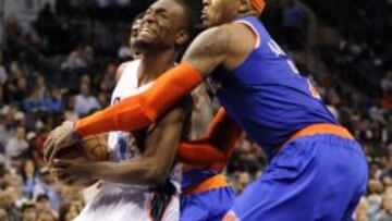Carmelo Anthony (7) intenta detener a Kemba Walker (15)
