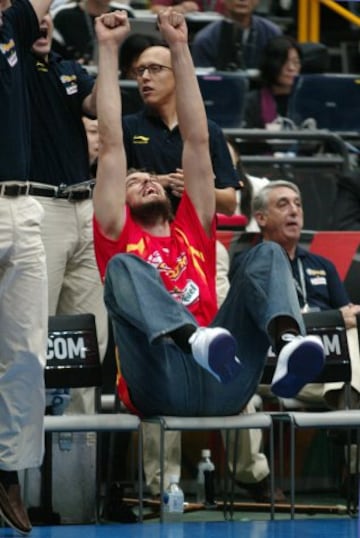 El 3 de septiembre de 2006 la Selección Española hizo historia al ganar por primera vez el oro en un Mundial de Baloncesto en Japón. La final fue contra Grecia.
Pau Gasol sufrió desde el banquillo.