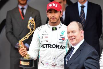 A nivel emotivo ha sido una de las victorias más importantes para Hamilton. Lauda fue quien llevó al británico a Mercedes y este, le homenajeó con el primer triunfo que firmó justo tras el fallecimiento del tres veces campeón austriaco. "Eras una luz que me guió en mi vida", declaró Lewis.
