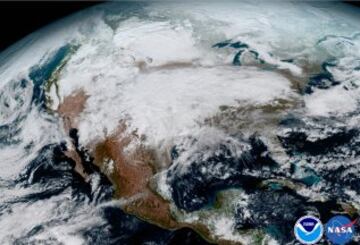 GOES-16 es capaz de captar con perfecta definición los elementos atmosféricos que suceden en nuestro planeta. En la imagen, también tomada el 15 de enero, puede verse el gran sistema de tormentas que atravesó América del norte en la primera mitad de enero.