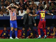 Soccer Football - UEFA Champions League - Quarter Final - Second Leg - Atletico Madrid v FC Barcelona - Riyadh Air Metropolitano, Madrid, Spain - April 14, 2026 Atletico Madrid's Matteo Ruggeri, FC Barcelona coach Hansi Flick and Lamine Yamal REUTERS/Albert Gea