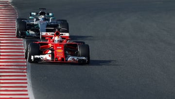 Sebastian Vettel con el Ferrari perseguido por Valtteri Bottas con el Mercedes durante los test de Montmel&oacute;.