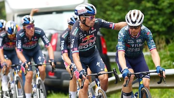 Roglic dialoga con Tratnik en el Tour de Francia.