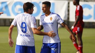 Iván Azón y Maikel Mesa celebran el primer gol.