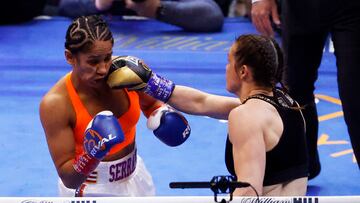 New York (United States), 30/04/2022.- Irish boxer Katie Taylor (R) throws a punch at Puerto Rican Boxer Amanda Serrano (L) during their title fight at Madison Square Garden in New York, New York, USA, 30 April 2022. (Estados Unidos, Nueva York) EFE/EPA/JASON SZENES
