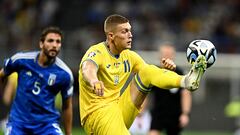 Ukraine's forward #11 Artem Dovbyk (R) controls the ball in front of Italy's midfielder #05 Manuel Locatelli (L) during the Euro 2024 football tournament Group C qualifying match between Italy and Ukraine, at Stadio San Siro in Milan, on September 12, 2023. (Photo by GABRIEL BOUYS / AFP)