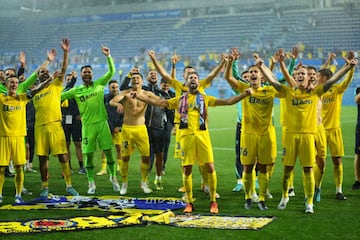 Players of Cadiz CF celebrate following the LaLiga Santander match between Deportivo Alaves and Cadiz CF.