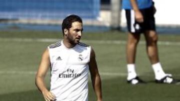 Gonzalo Higua&iacute;n, en el entrenamiento del Madrid.