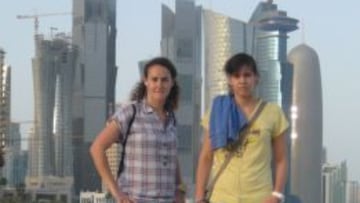 PIONERAS. Blanca Crespo y Gisella Brandi posan en West Bay, la zona de rascacielos de Doha.