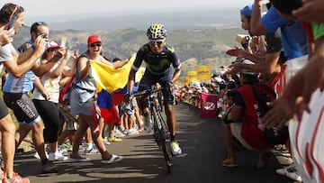Una aficionada colombiana anima a su compatriota Nairo Quintana durante la subida a La Camperona.