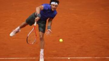 El argentino Juan Monaco, en un saque durante el partido en el que venci&oacute; al espa&ntilde;ol Nicol&aacute;s Almagro. 