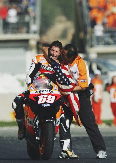 Valentino Rossi dominaba MotoGP con mano de hierro y llegaba a la cita final de 2006 con ocho puntos de ventaja frente a un norteamericano que llevaba dos victorias y soñaba con un cetro que parecía llevar ya impreso el nombre de 'El Doctor'. Prepotencia, exceso de confianza o simplemente mala suerte llevaron al italiano al suelo y el cielo se abrió para Nicky Hayden que acabó tercero en Cheste y logró el cetro mundial. Siempre será recordada la imagen de Hayden sin casco, llorando a lágrima viva ondeando la bandera de su país. Once años después un accidente en bicicleta provocó su fallecimiento y las lágrimas corrieron por las caras de los aficionados a las motos. 