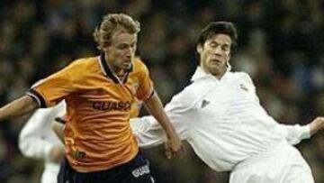 <b>BUEN ROLLO CON KOEMAN.</B> El internacional holandés tuvo muchos problemas personales con el anterior entrenador del Ajax, Co Adriaanse, que no le dio ninguna oportunidad de ser titular. En la imagen, Witschge junto a Solari en un partido contra el Real Madrid.