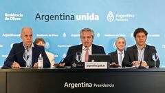 Handout picture released by Argentina&#039;s Presidency showing Argentine President Alberto Fernandez (C), flanked by the Head of Government of the Autonomous City of Buenos Aires Horacio Rodriguez Larreta (L) and Buenos Aires province Governor Axel Kicillof, announcing the extension of the &quot;preventative and compulsory&quot; lockdown until May 24, amid the new coronavirus pandemic, at Olivos presidential residence, in Buenos Aires province, Argentina on May 8, 2020. (Photo by ESTEBAN COLLAZO / Argentinian Presidency / AFP) / RESTRICTED TO EDITORIAL USE - MANDATORY CREDIT AFP PHOTO / ARGENTINIAN PRESIDENCY / ESTEBAN COLLAZO - NO MARKETING - NO ADVERTISING CAMPAIGNS - DISTRIBUTED AS A SERVICE TO CLIENTS