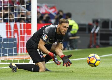 Sin duda alguna, el mejor portero rojiblanco que he visto en 60 años y que se destaca cada partido por hacer paradas imposible y por superar sus errores como poder parar con los penaltis.