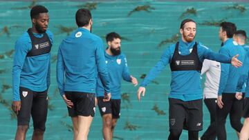 Muniain y Villalibre ya con el grupo.