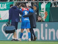 SEVILLA, 05/02/2026.- El centrocampista del Atlético de Madrid Pablo Barrios (c) abandona el terreno de juego tras sufrir una lesión durante el partido de cuartos de final de la Copa del Rey que Real Betis y Atlético de Madrid disputan este jueves en el estadio de La Cartuja, en Sevilla. EFE/José Manuel Vidal