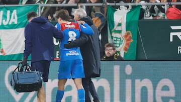 SEVILLA, 05/02/2026.- El centrocampista del Atlético de Madrid Pablo Barrios (c) abandona el terreno de juego tras sufrir una lesión durante el partido de cuartos de final de la Copa del Rey que Real Betis y Atlético de Madrid disputan este jueves en el estadio de La Cartuja, en Sevilla. EFE/José Manuel Vidal