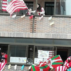 Bilbao cantó el himno del Athletic en los balcones