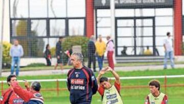 <b>ATENTO. </b>Manuel Preciado, siguiendo los ejercicios de sus jugadores en el entrenamiento de ayer en Mareo.